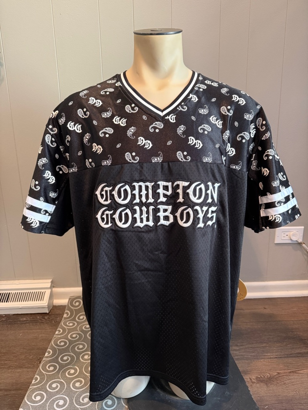 B40 Forever 21 Men’s XXL Black and White Compton Cowboys Mesh Jersey